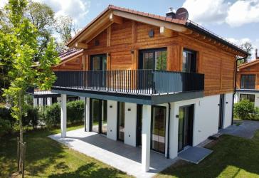 Exklusives Neubau-Einfamilienhaus mit großzügigem Garten, Hobbyraum und 3 Tief- garagenstellplätzen