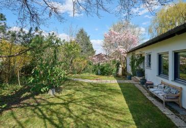 Bungalow in beliebter Lage mit idyllischem Garten