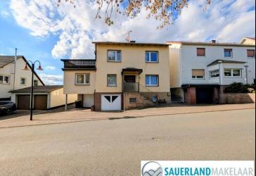 Geräumige Doppelhaushälfte in Adorf - 130 m², 5 Zimmer, Südterrasse und Garage