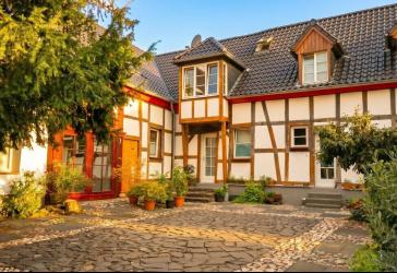 Sanierter Fachwerkhof im Herzen Zündorfs.