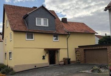 Historisches Wohnhaus mit ca. 921 m² Grundstück, Anbau & Garage in Baunatal-Großenritte