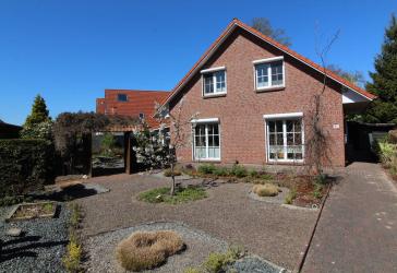 Exquisites Einfamilienhaus mit besonderer, idyllischer Gartenanlage + Teich, Saunahaus und Carport