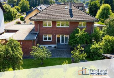 Großes, helles, freistehendes, durchdachtes Zweifamilienhaus mit Doppelgarage