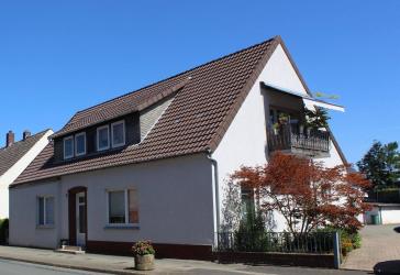 Ein Grundstück mit zwei Immobilien. Sechs - Parteienhaus mit separatem Bungalow.