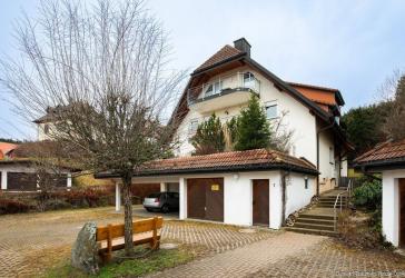 Sofort verfügbar: Attraktive Erdgeschosswohnung mit Terrasse in Altglashütten zum Kauf