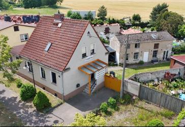 Großzügiges Einfamilienhaus mit großem Grundstück in ländlicher Idylle