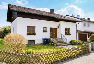 Sofort wohlfühlen: 7-Zi.-EFH mit Garten, Garage und Carportstellplatz in Kolbermoor