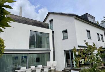 Architekten-Doppelhaushälfte mit Pool in Toplage Regensburg- West- kernsaniert