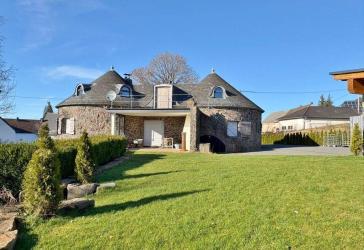 **Architektenhaus im Burgstil in der Eifel mit unverbaubarem Weitblick**
