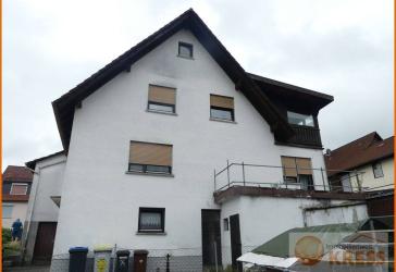 2-Familienwohnhaus mit Balkon, Wintergarten und 2 Garagen in der Ortslage von Sinntal-Oberzell