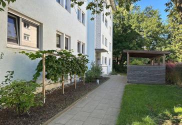 Stadtleben und Rückzugsort: Drei-Zi.-Wohnung mit zwei Balkonen & Garage