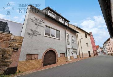 Umfangreich modernisiertes Einfamilienhaus mit Garage in Tauberbischofsheim-Hochhausen