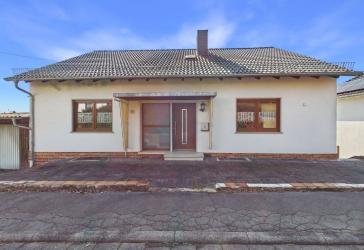Idyllisch wohnen im Grünen - Großzügiges Haus mit Weitblick und Garten in Nentershausen/Süß