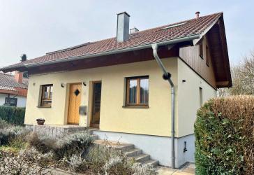Natur trifft Komfort - Freistehendes Haus mit großem Garten in Kehl