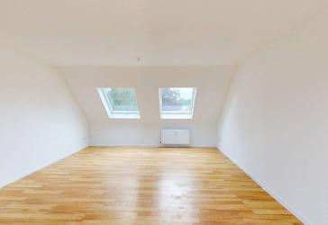 Große 3-Zimmer-Dachgeschosswohnung mit EBK und Wannenbad