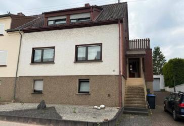 Einseitig angebautes Einfamilienhaus mit schönem Garten in ruhiger Lage von Differten