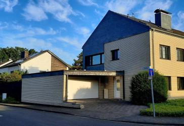 MÖNCHENGLADBACH-GIESENKIRCHEN / NELLESSENWEG / KINDER SIND HIER WILLKOMMEN / GERÄUMIGES HAUS MIT DOPPELGARAGE UND VERMIETETER EINZELGARAGE