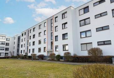 Einziehen und wohlfühlen: komplett sanierte 3 Zimmer Wohnung mit schöner Loggia
