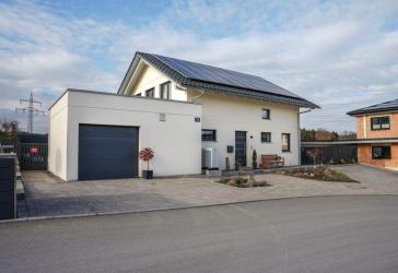 Traumhaftes, neuwertiges Einfamilienhaus mit idyllischem Garten, Garage & KfW-55-Standard