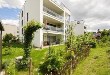 + + + VERMIETET! + + + | Neuwertige MIETWOHNUNG mit Einbauküche, schönem GARTEN und TG-STELLPLATZ