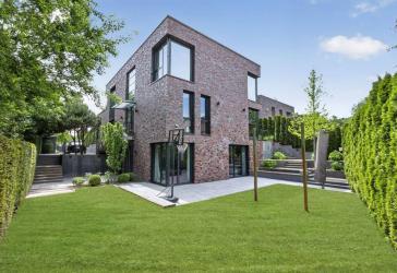 GROSSZÜGIGKEIT. PRIVATSPHÄRE. BESTLAGE. - EXKLUSIVE STADTVILLA IN GROßHANSDORF
