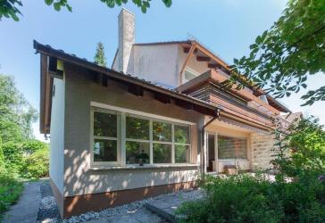 FBC - Verträumte Doppelhaushälfte mit Kaminzimmer u. 2 Garagen
