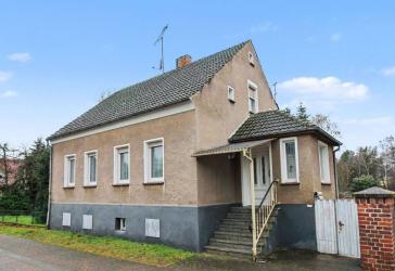 Bezugsfrei: Sanierungsbedürftiges Einfamilienhaus mit 4,5 Zimmer und großem Garten