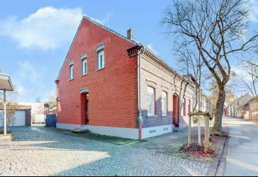 Renovierte DHH, ca. 71 m² mit Garten, Terrasse und 2 Stellplätzen in Duisburg - Alt - Homberg