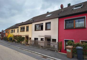 Reihenhaus in ruhiger Lage mit ausgebautem Dachgeschoss und Sauna zwei Garagen, Garten kleiner Balkon