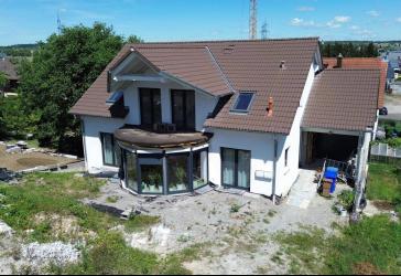 Exklusives freistehendes Zweifamilienhaus mit Einliegerwohnung, Garage und großzügigem Grundstück