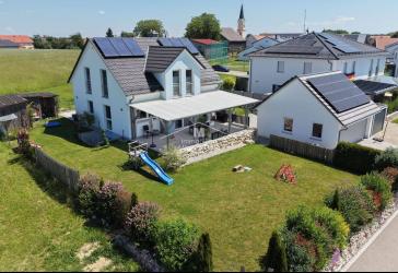 Exklusives Einfamilienhaus mit Doppelgarage in Ortsrandlage, hoher Bauqualität sowie modernem Wohnkomfort