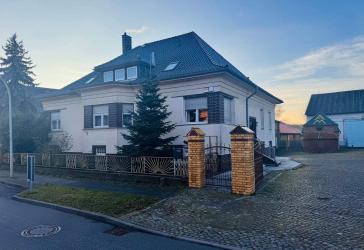 Großzügiges Wohnhaus mit Nebengebäuden direkt am BER - ideal für Wohnen & Projekte