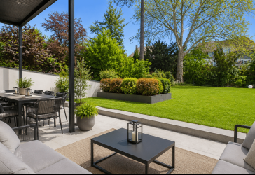 LAGE! LAGE! LAGE! Luxuriöses Wohnen in Traumlage mit großer Terrasse & Garten plus Stellplatz
