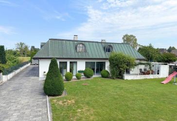 Exklusive Architektenvilla mit unverbaubarem Blick auf die Ilmenauwiesen