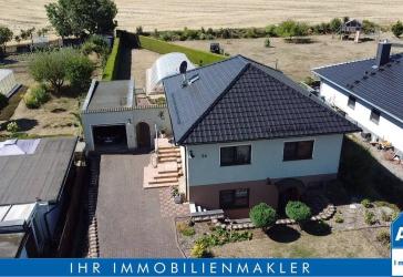 Ein Zuhause mit besonderen Möglichkeiten - Einfamilienhaus im Bungalowstil mit Garage, Pool, Gewerbeeinheit in Brachstedt