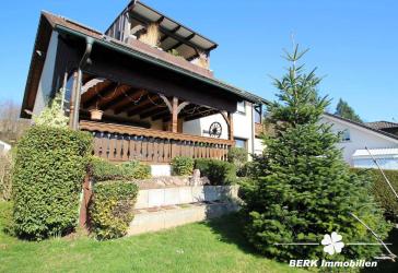 BERK Immobilien - Großzügiges 1-2 Familienhaus mit Loggia, Garten & PV-Anlage, Toplage AB-Damm