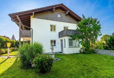 Viel Platz für die ganze Familie: Großes Einfamilienhaus mit 2 Garagen, Werkstatt & Garten!