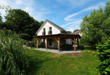 schönes Einfamilienhaus in zentraler Lage mit Doppelgarage und Swimmingpool - Fertighaus - 805