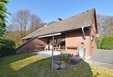Perfekt für die kleine Familie: Gut geschnittene DHH mit offener Architektur auf sonnigem Grundstück