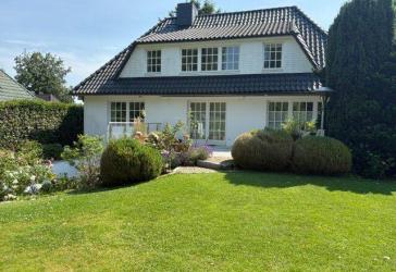 WEIßE VILLA MIT TRAUMHAFTEM GRUNDSTÜCK IN GROßHANSDORF