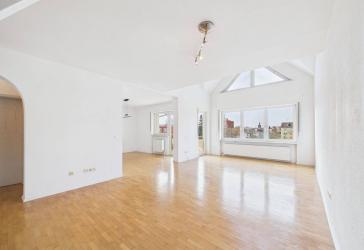 Lichtdurchflutete Maisonettewohnung mit Balkon, Galerie & Studio
