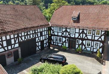 Historisches Fachwerkanwesen mit großzügigem Grundstück und vielseitigen Nebengebäuden