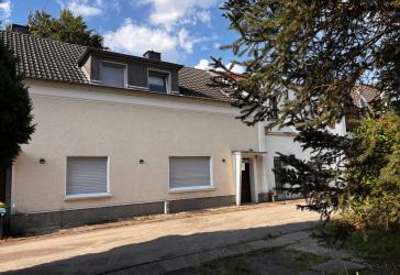 MODERN UND STILVOLL WOHNEN INKLUSIVE REIHENHAUSGEFÜHL EIGENTUMSWOHNUNG MIT 4-5 ZIMMERN, TERRASSE UND GARTEN