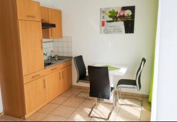 Charmantes 1-Zimmer-Apartment mit Dachterrasse, Aufzug und Stellplatz in Rommelshausen