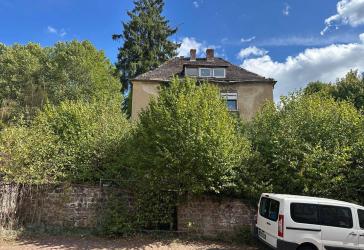 Bestendes Gebäude geteilt in 7 Wohnungen zum sanieren