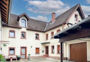 Wohnhaus mit viel Platz, großer Terrasse und Entwicklungspotenzial in Collenberg