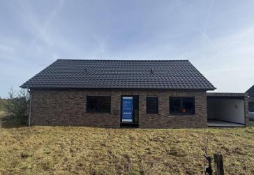 Zwangsversteigerung: Neubau mit geschlossener Hülle, Dach, Fenstern und Garage.