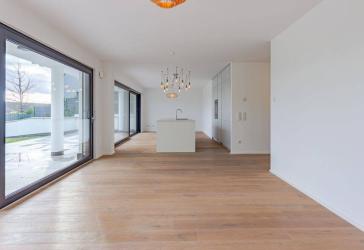 Energieeffizienz A+: Moderne Wohnetage mit großem Garten