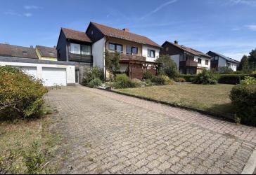 Ruhig gelegenes Zweifamilienhaus mit viel Potenzial und Doppelgarage