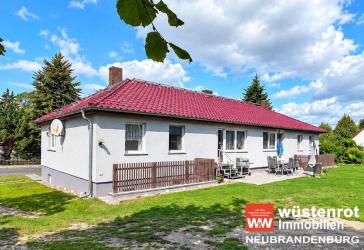 AUCH FÜR ZWEI FAMILIEN: BUNGALOW MIT EINBAUKÜCHE + KAMINÖFEN + VOLLKELLER + GARAGE + BAUGRUNDSTÜCK